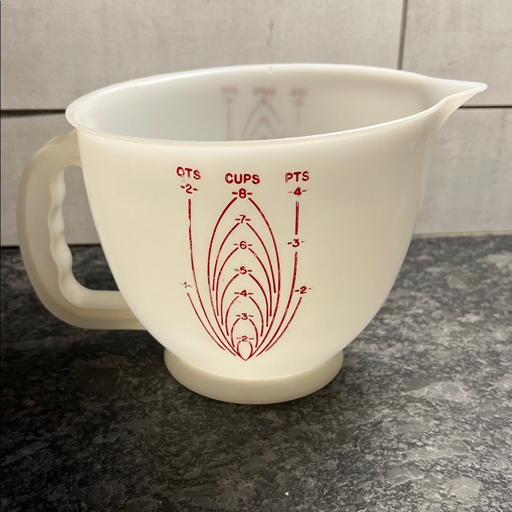 8 cup Mix N Store vintage measuring cup by Tupperware. Very good condition